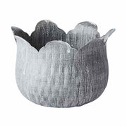 Vidéki stílusú, négydarabos, virágkehely formájú bádogkaspó szett közepes tagja.