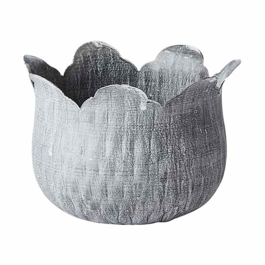 Vidéki stílusú, négydarabos, virágkehely formájú bádogkaspó szett közepes tagja.