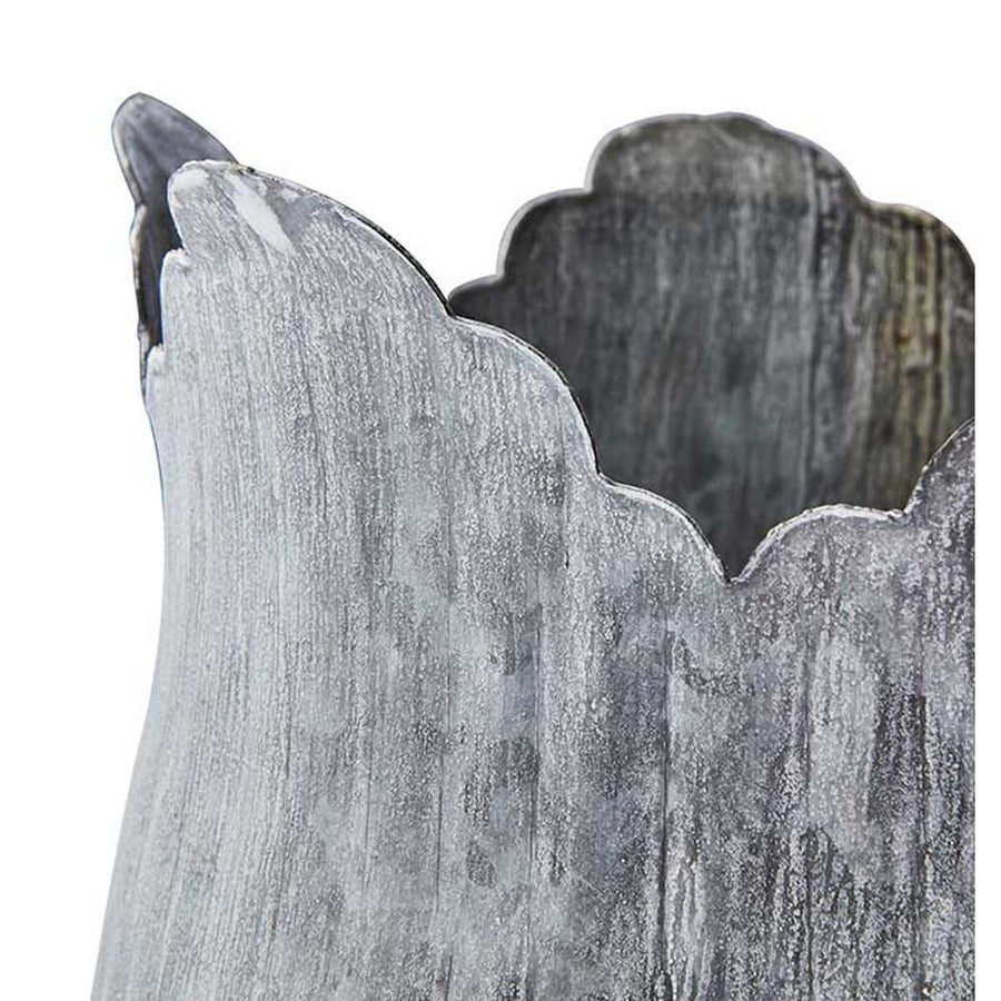 Vidéki stílusú, négydarabos, virágkehely formájú bádogkaspó szett pereme.