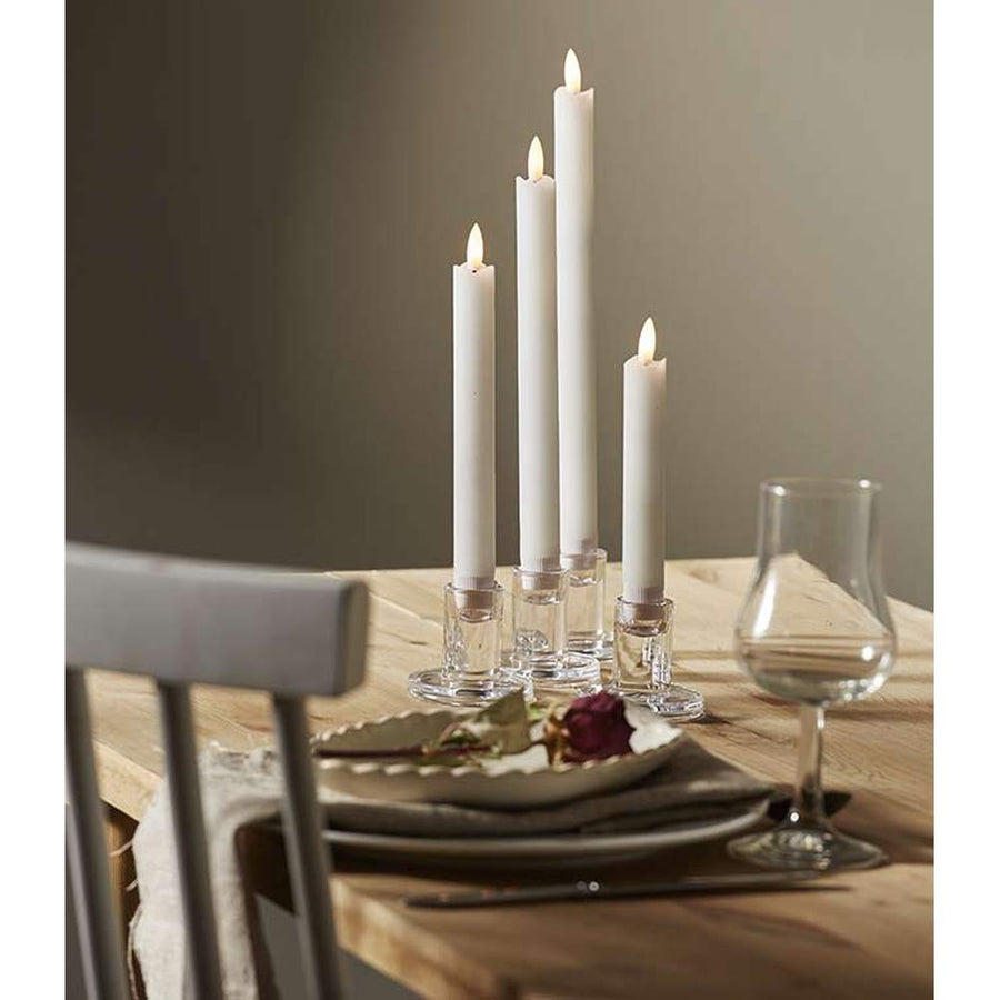 4 db led gyertya üveg gyertyatartóban fa asztalon étkészlettel