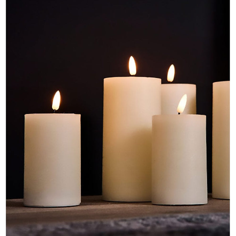 LED oszlopgyertyák különböző méretben.