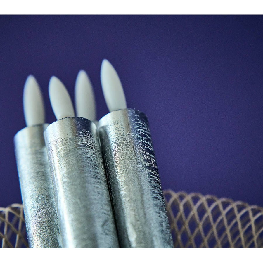 Ezüst színű LED gyertya, modern tálban.