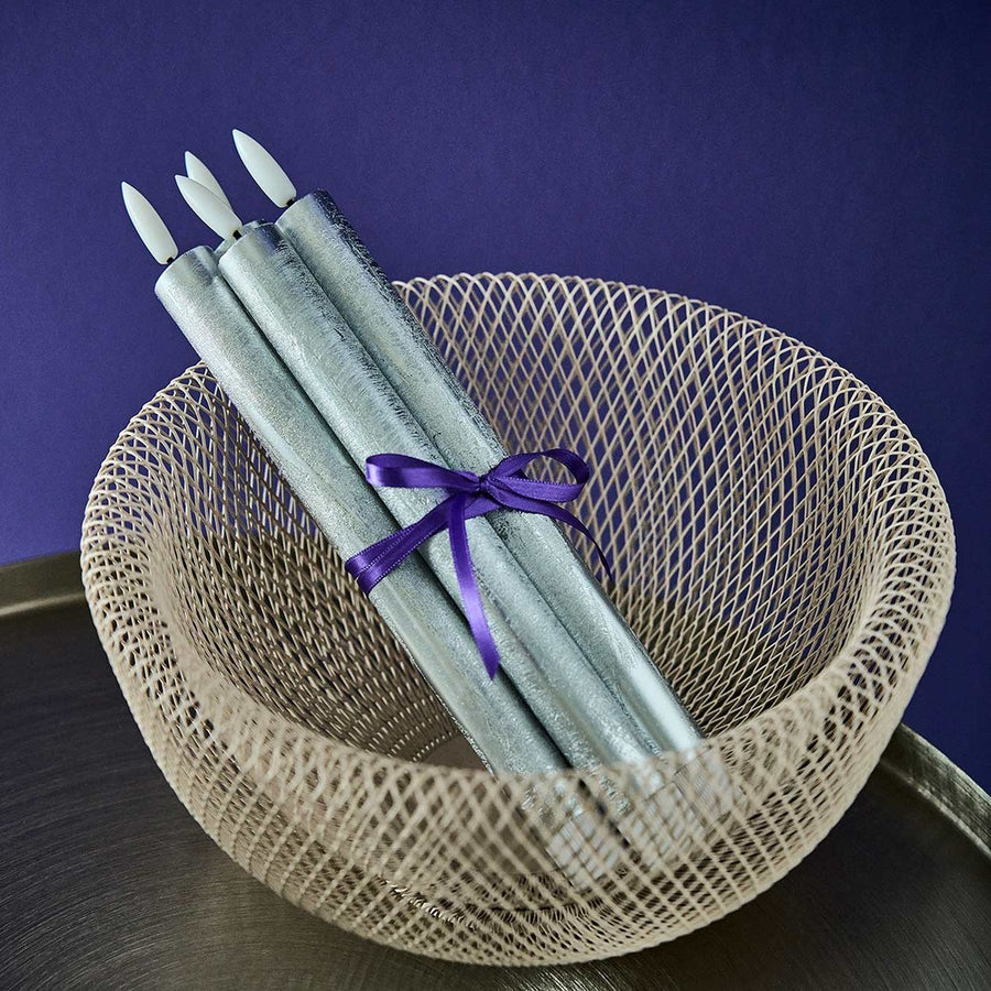 Ezüst színű LED gyertya, modern tálban.