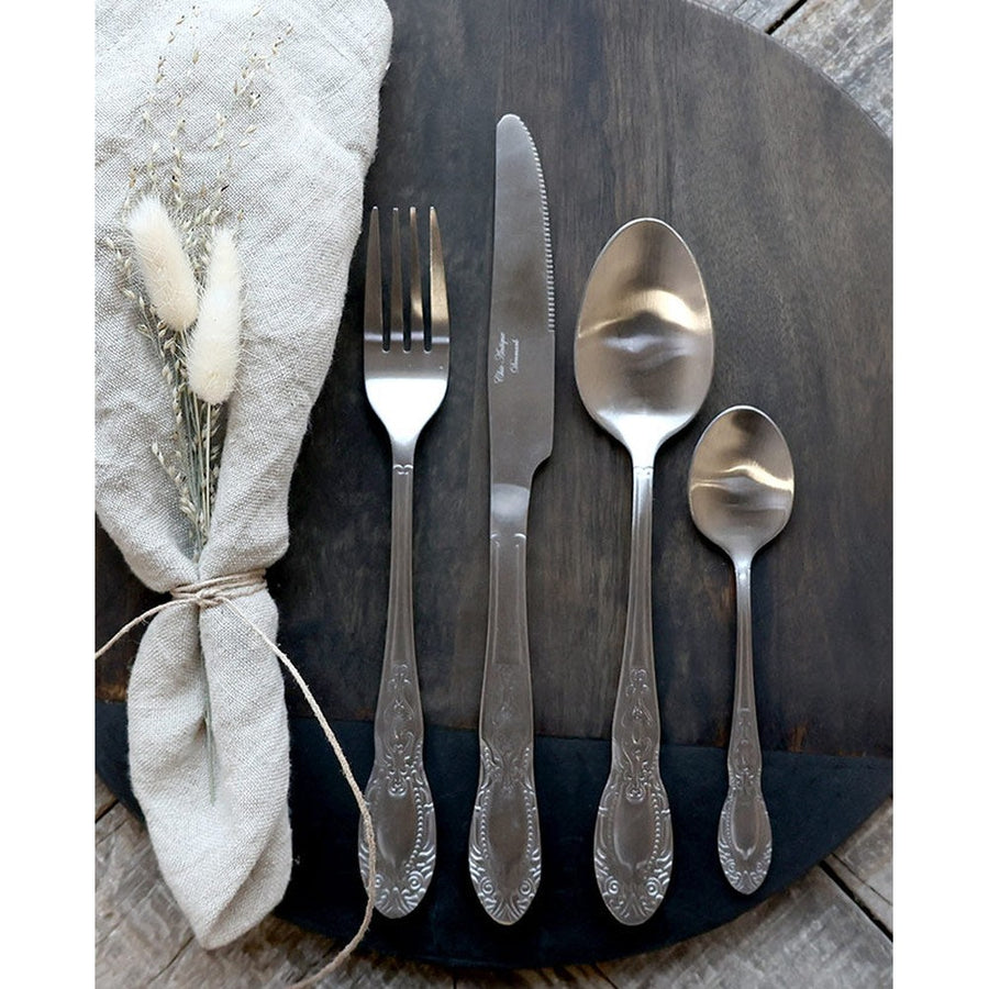 Ezüst színű, vintage stílusú, rozsdamentes acélból készült négydarabos evőeszközkészlet.