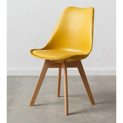 Skandináv stílusú, kagylóhéj formájú, sárga színű műanyag étkezőszék bükkfa lábakkal.