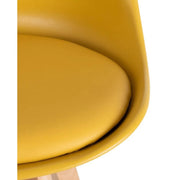 Skandináv stílusú, kagylóhéj formájú, sárga színű műanyag étkezőszék bükkfa lábakkal.