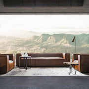 Korárs óriás bőr kanapé szett üvegfal előtt.