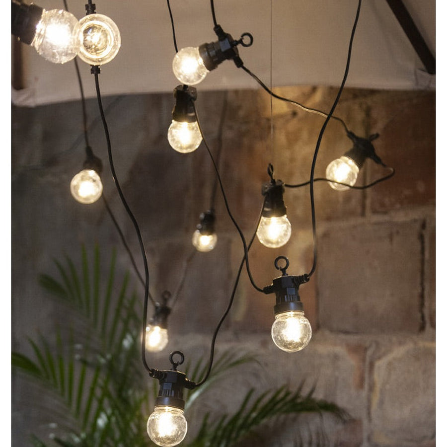 20 izzóból álló LED dekoráció izzósor. Fekete kábellel és áttetsző izzókkal.