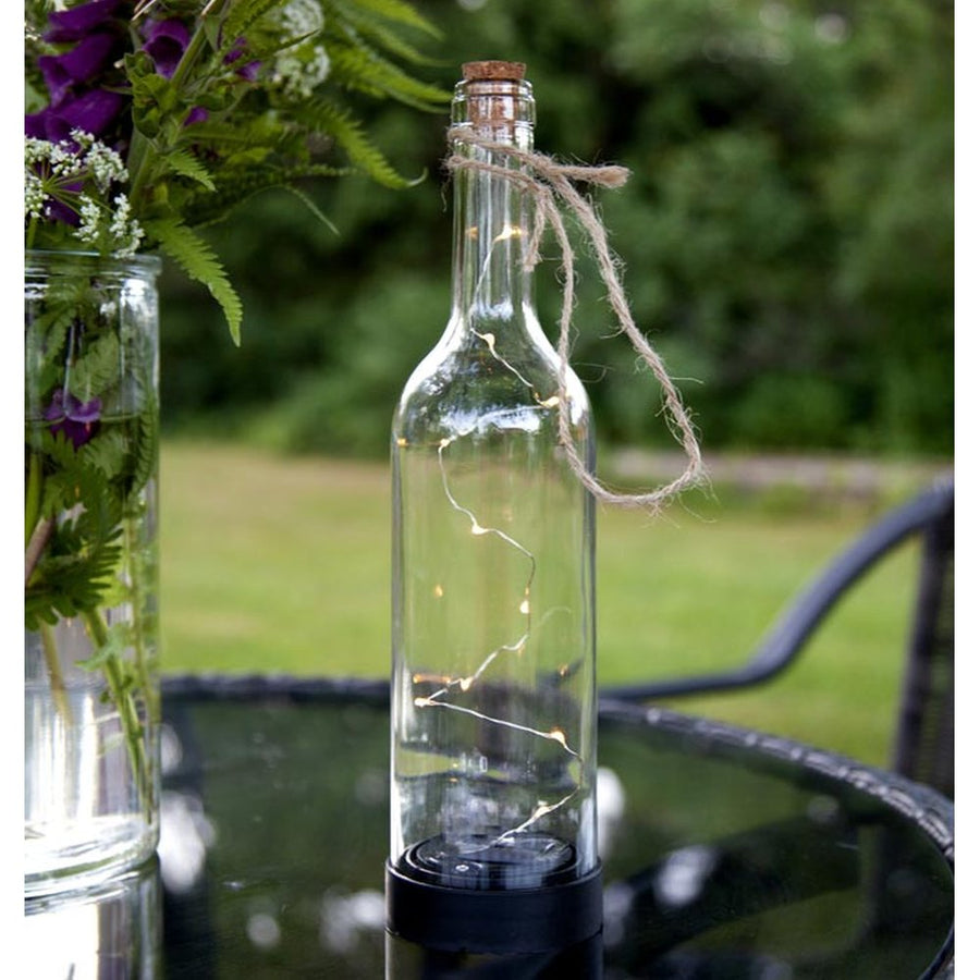 Áttetsző, napelemes palack-lámpás LED izzókkal.