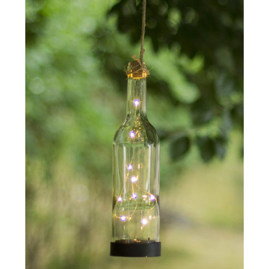 Áttetsző, napelemes palack-lámpás LED izzókkal.