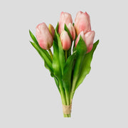 7 szálból álló, rózsaszín színű tulipáncsokor művirág, bimbós virágfejekkel.