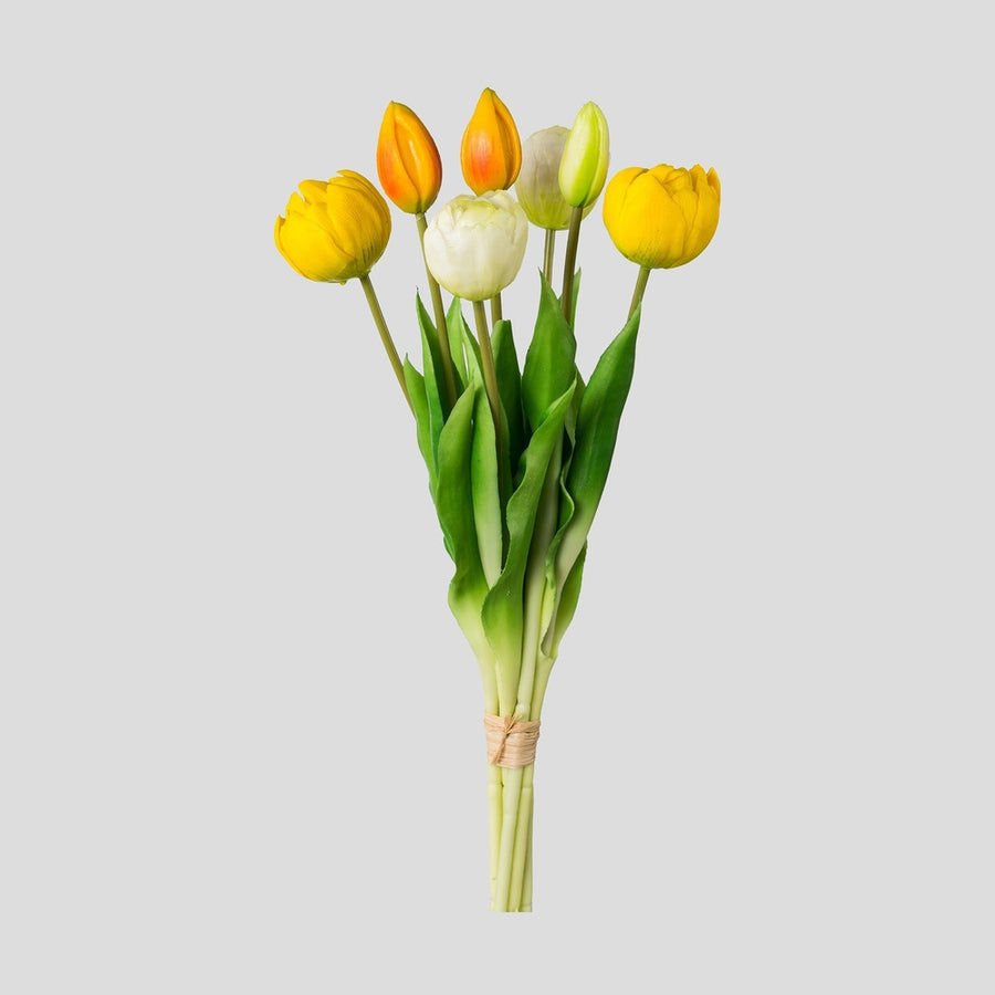 7 szálból álló, vegyes színű tulipáncsokor művirág, nyílt és bimbós virágfejekkel.