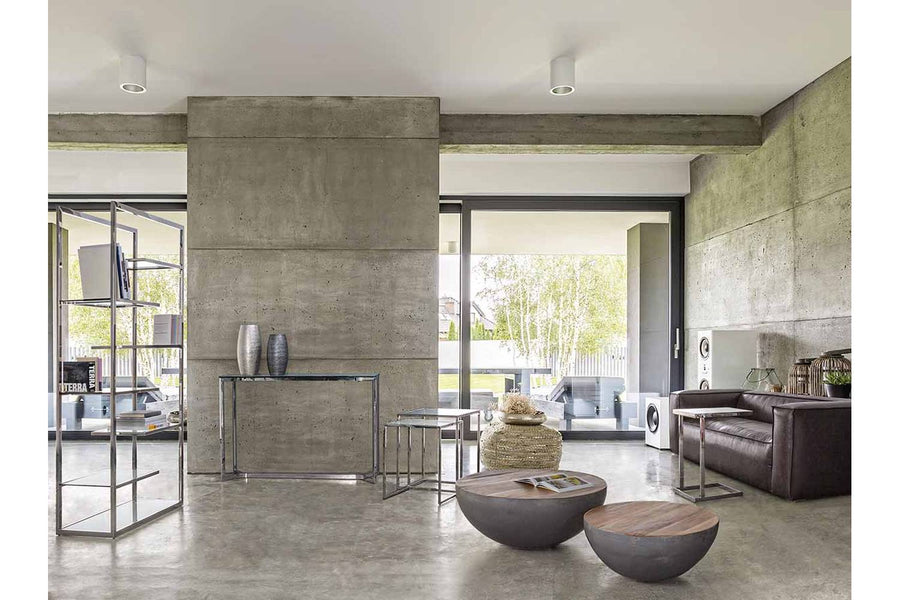 Kortárs nappalibelső előtérben a Lancaster dohányzóasztalokkal.