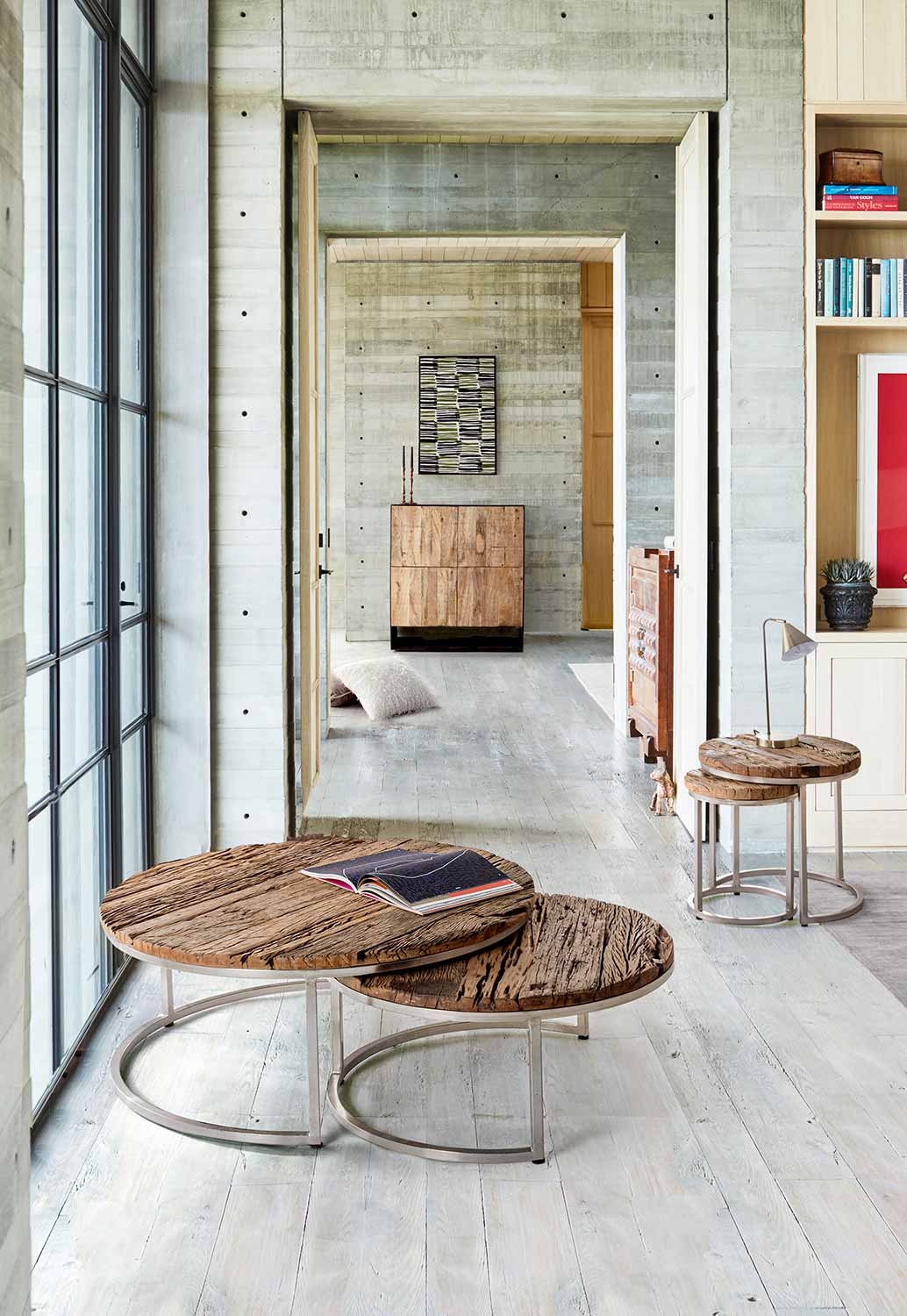 Loft stílusú lakásbelső előtérben a dohányzóasztalokkal.