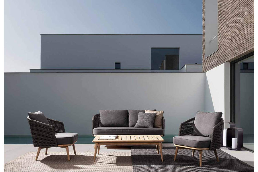 Modern teraszon álló kertibútor szett két fotellel és egy kanapéval.