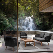 Modern teraszon álló kertibútor szett három fotellel és egy kanapéval.