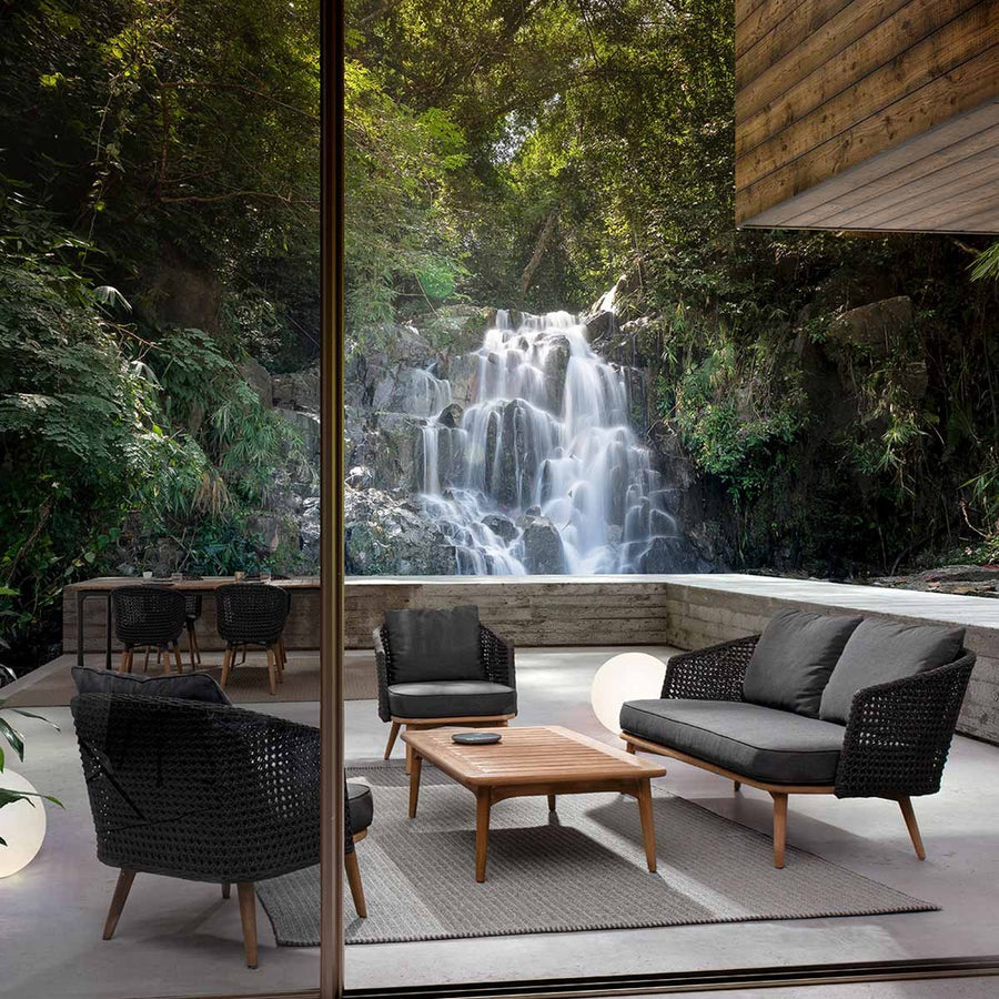 Modern teraszon álló kertibútor szett három fotellel és egy kanapéval.