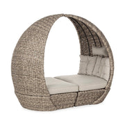 Az összetolt ágyak modern formájú, kör alakú pihenőszigetként szolgálnak.