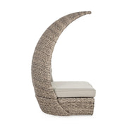 Az egyik pihenőfotel képe, oldalról fotózva.