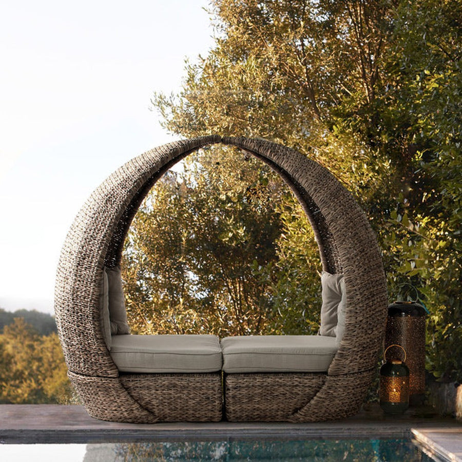 Egy medence szélén álló kerti pihenőágy összetolva.