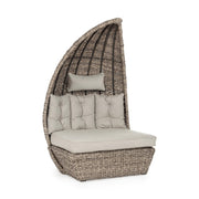 A termék bézs színű ülő és hátpárnákkal rendelkezik.