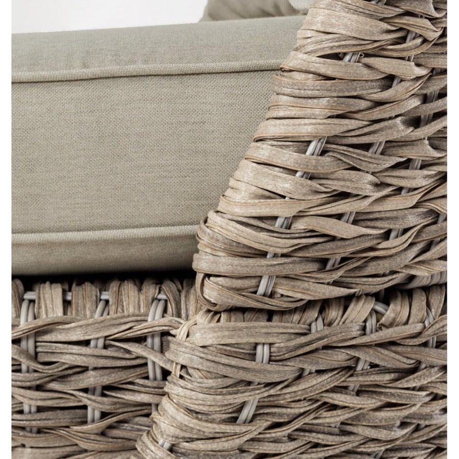 A képen jól látszik a banánpálma levelekre hajazó, szintetikus anyagból készült dekoratív fonás.