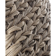 A bútort díszítő szövés magas minőségű szintetikus szalag felhasználásával, kézzel készült.