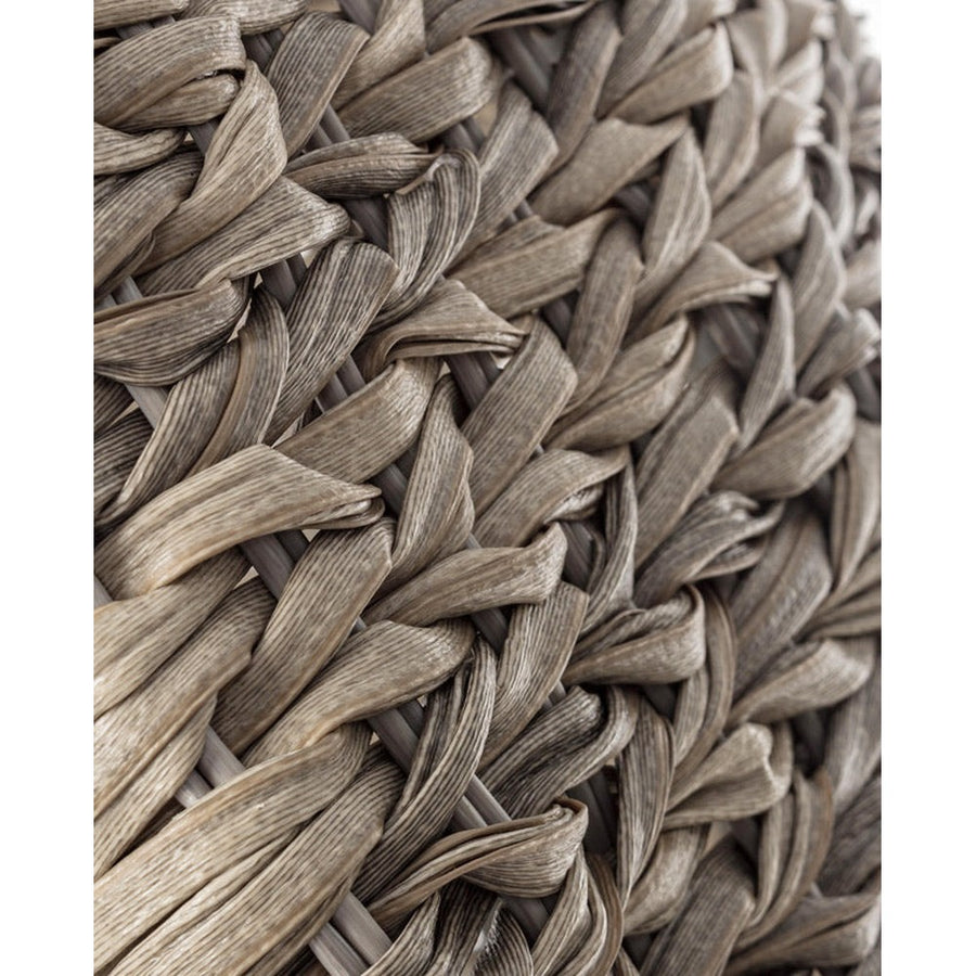 A bútort díszítő szövés magas minőségű szintetikus szalag felhasználásával, kézzel készült.