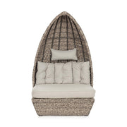 Az egyik pihenőágy külön képe, szemből fotózva.