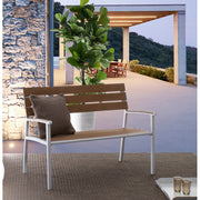 Kétszeméyles fehér fémvázas kerti pad, akácfa színű polifa háttlámlával, karfával és ülőfelülettel.