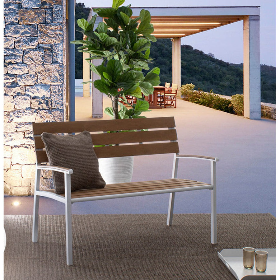 Kétszeméyles fehér fémvázas kerti pad, akácfa színű polifa háttlámlával, karfával és ülőfelülettel.