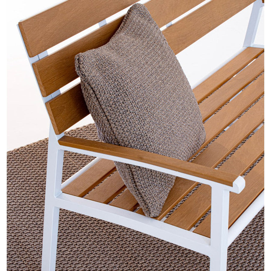 Kétszeméyles fehér fémvázas kerti pad, akácfa színű polifa háttlámlával, karfával és ülőfelülettel. Felülnézet.