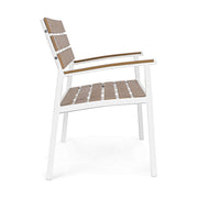 Kétszeméyles fehér fémvázas kerti pad, akácfa színű polifa háttlámlával, karfával és ülőfelülettel. Oldalnézet.