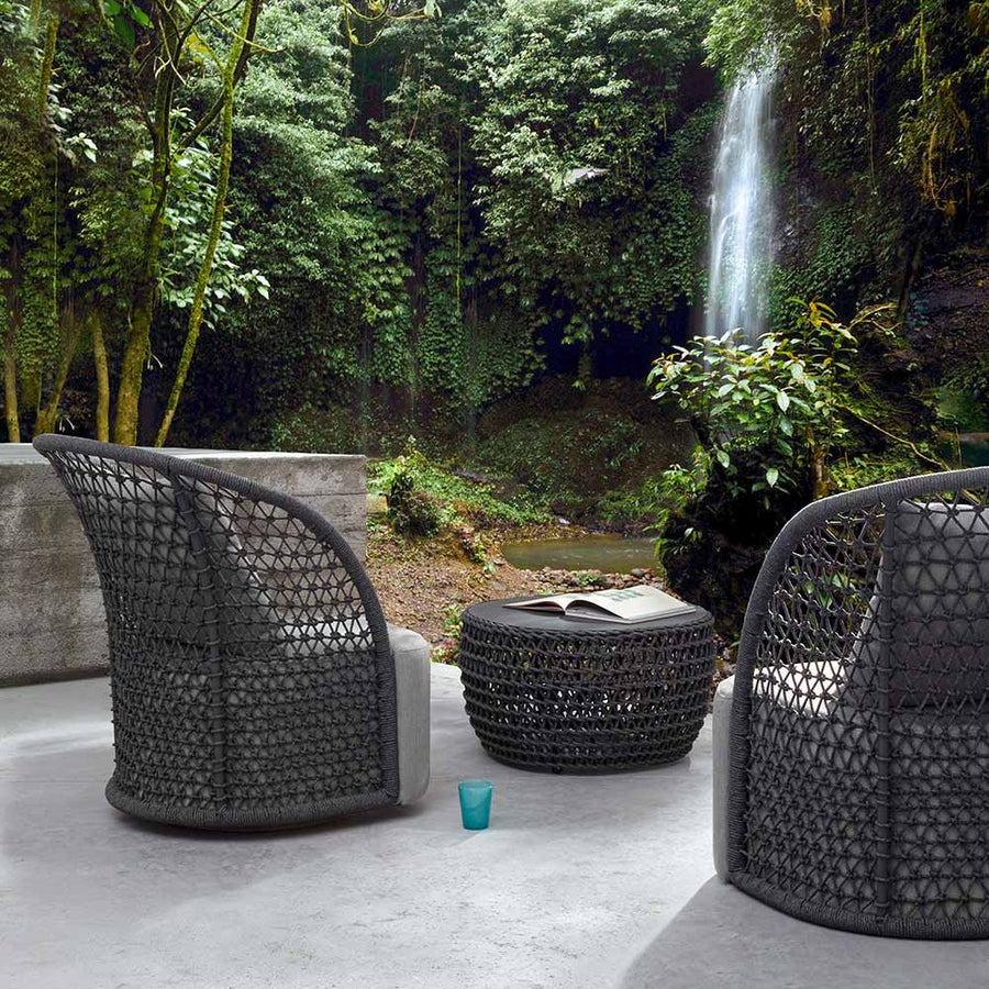 Erdős teraszon álló kortárs stílusú, forgó kerti fotel.