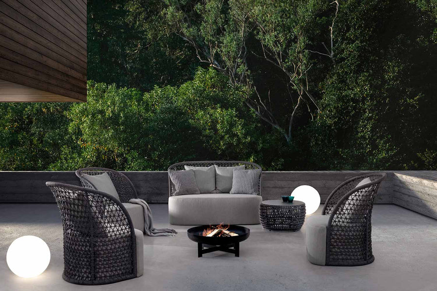 Teraszon álló kerti garnitúra köztük a modern formatervezett kanapé.