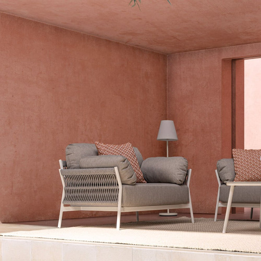 Mediterrán fedett teraszon álló kotárs, design kerti fotel.