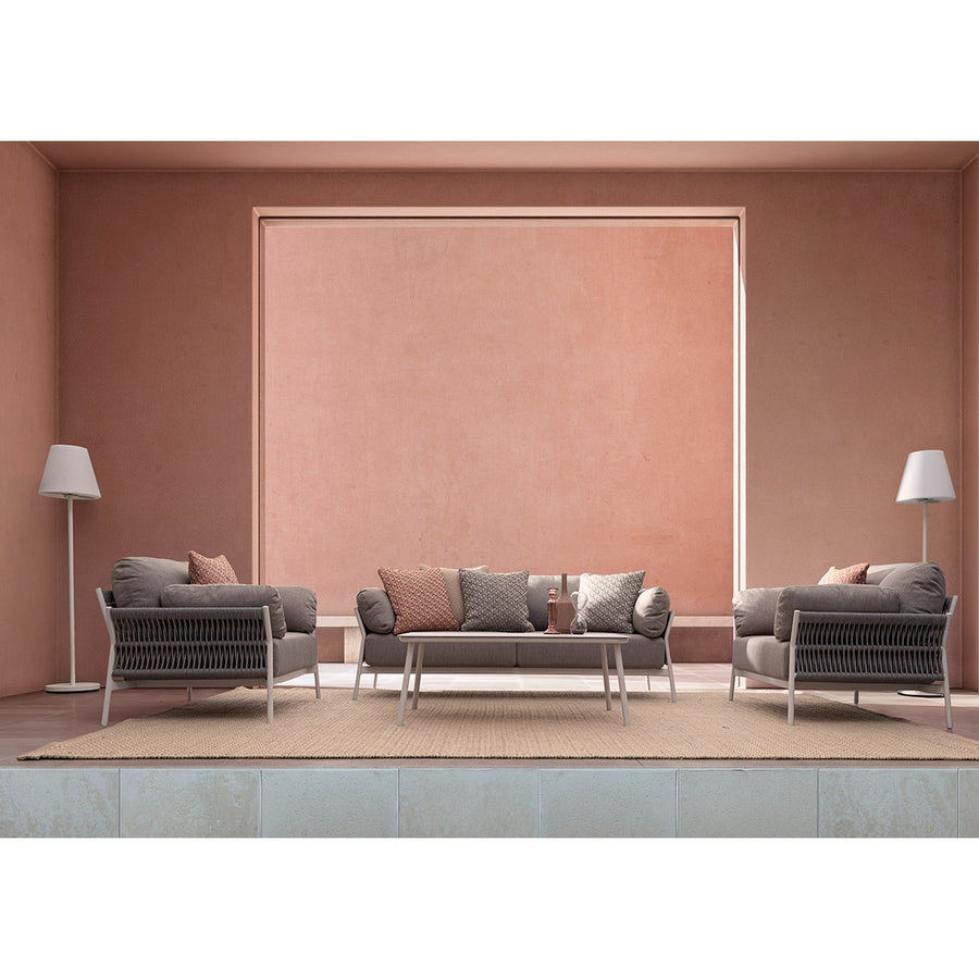 Mediterrán stílusú fedett teraszon álló, szürke és fehér színű, kortárs design kerti ülőgarnitúra.