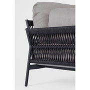 A kortárs, fekete és szürke színű kerti fotel kötélszövet részlete.