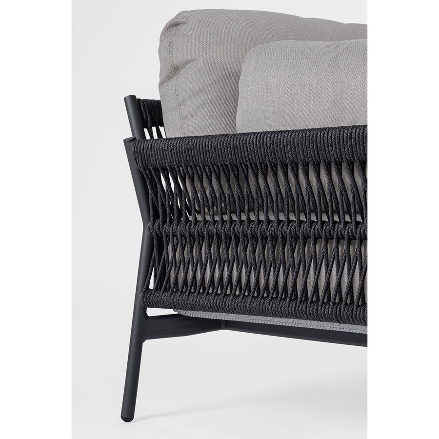 A kortárs, fekete és szürke színű kerti fotel kötélszövet részlete.