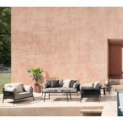 Mediterrán teraszon, medence partján álló kortás ülőgarnitúra.