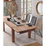 Skandináv stílusú étkező, natúr asztallal és négy darab kortárs, rattan étkezőszékkel.