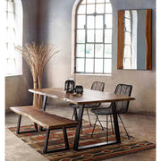 Mediterrán stílusú étkező skandináv stílusú étkezőasztallal és kortárs rattan étkezőszékekkel.