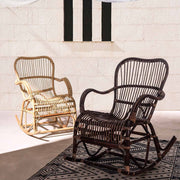 Napsütötte, vászonvitorlák alatt álló skandináv stílusú rattan hintaszékek.