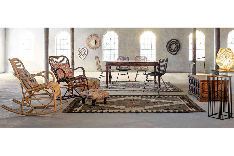 Loft stílusú környezet, loft és skandináv stílusú bútorokkal, előtérben a rattan hintaszékekkel.