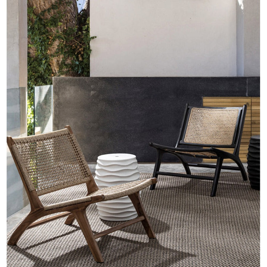 Kortárs stílusú, rusztikus pihenőszék, mikroszálas polipropilén kötélből szőtt ülőfelülettel és háttámlával.