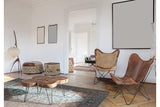 Loft stílusú nappali natúr fa bútorokkal és bőr ülőbútorokkal.