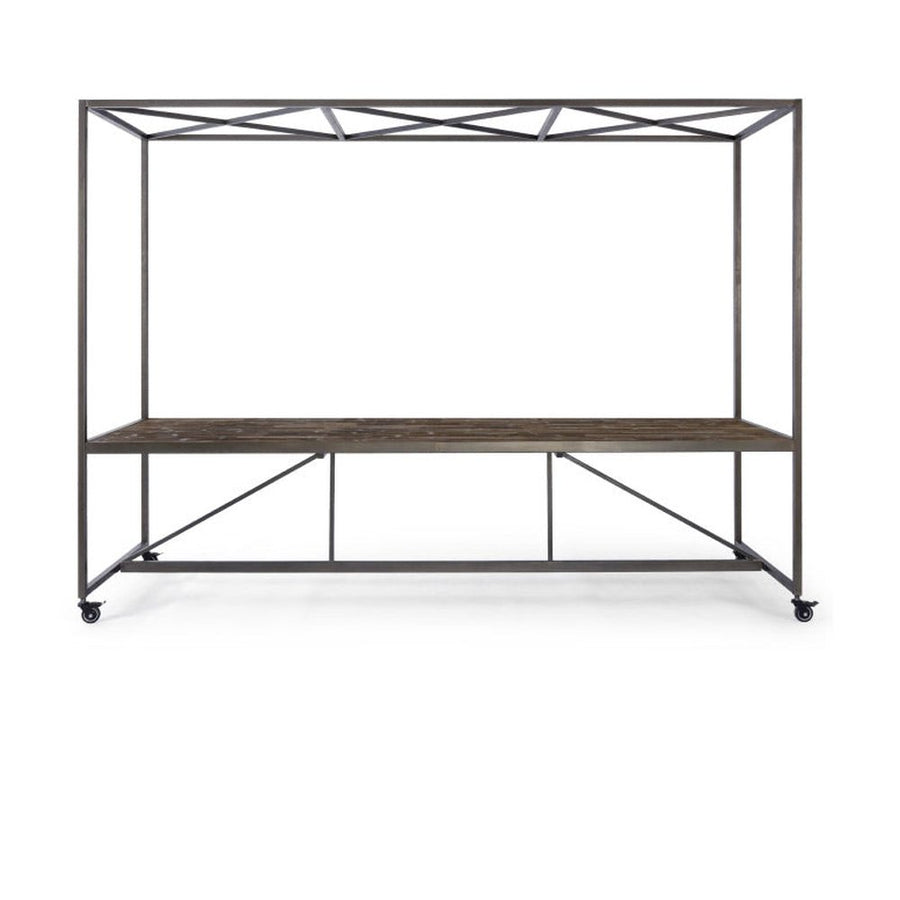 Industrial stílusú kiállítóasztal fémvázzal és jegenyefenyő asztallappal. A bútor négy lefékezhető gumikerékkel rendelkezik.