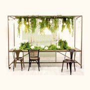 Industrial stílusú kiállítóasztal fémvázzal és jegenyefenyő asztallappal. A bútor négy lefékezhető gumikerékkel rendelkezik.