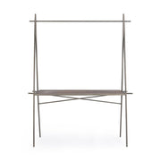 Loft stílusú kiállítóasztal fémszerkezettel és jegenyefa asztallappal.