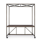 Industrial stílusú kiállítóasztal fémvázzal és jegenyefenyő asztallappal. A bútor négy lefékezhető gumikerékkel rendelkezik.